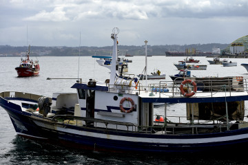 Archivo - Varios barcos de flota artesanal tras la convocatoria de paro por parte de la Federación Galega de Cofradías de Pescadores en la dársena de A Marina en A Coruña, Galicia (España).