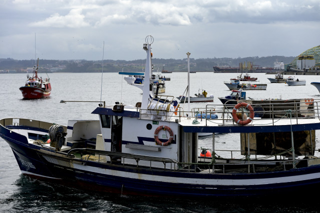 Archivo - Varios barcos de flota artesanal tras la convocatoria de paro por parte de la Federación Galega de Cofradías de Pescadores en la dársena de A Marina en A Coruña, Galicia (España).