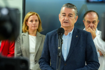 El consejero de Sanidad, Presidencia y Emergencias, Antonio Sanz, este martes en declaraciones a los medios tras visitar la Unidad de Diabetes del Hospital Universitario Virgen Macarena de Sevilla.