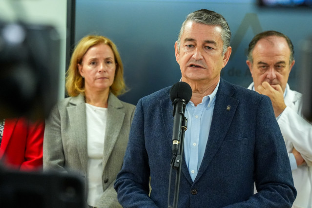 El consejero de Sanidad, Presidencia y Emergencias, Antonio Sanz, este martes en declaraciones a los medios tras visitar la Unidad de Diabetes del Hospital Universitario Virgen Macarena de Sevilla.