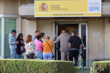 Archivo - Varias personas en la entrada de una oficina del SEPE, a 2 de septiembre de 2025, en Madrid (España).