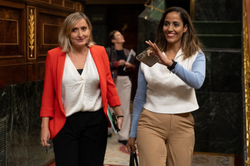 Archivo - Las diputadas de Sumar Alda Recas (i) y Tesh Sidi (d) a su llegada a un pleno en el Congreso de los Diputados, a 29 de octubre de 2024, en Madrid (España).