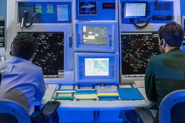 Archivo - Controladores del centro de control de Enaire en Sevilla.