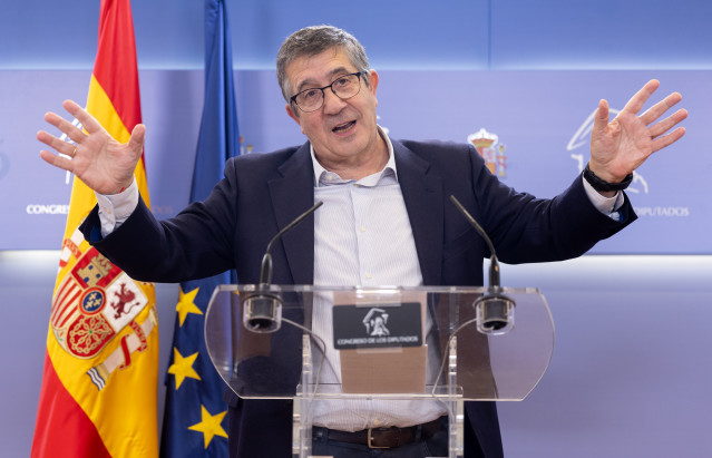El portavoz del PSOE en el Congreso, Patxi López, durante una rueda de prensa en el Congreso de los Diputados, a 11 de noviembre de 2025, en Madrid (España).