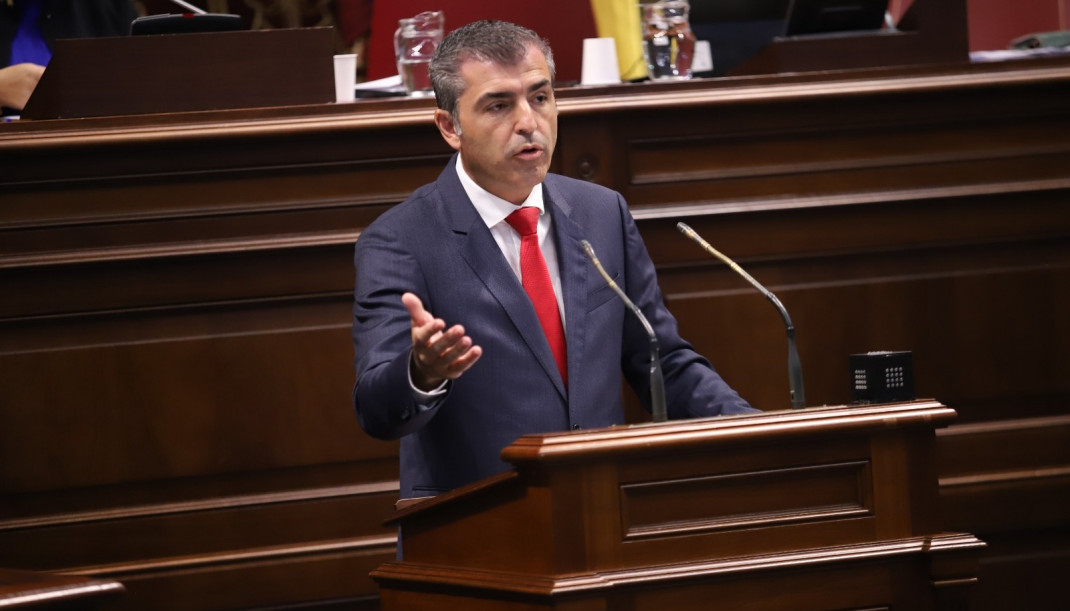 Archivo - El vicepresidente y consejero de Economía, Industria, Comercio y Autónomos del Gobierno de Canarias, Manuel Domínguez