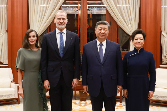 El presidente chino, Xi Jinping, junto con la primera dama, Peng Liyuan, y los Reyes