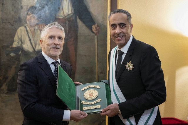 El ministro del Interior, Fernando Grande-Marlaska, entrega la Gran Cruz de la Orden del Mérito de la Guardia Civil al director general de Seguridad Territorial y de Seguridad Nacional de Marruecos, Abdellatif Hammouchi.