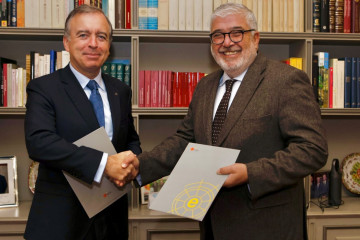 Francisco Botas Ratera, consejero delegado de Abanca, y  José Juan Ruiz, presidente del Real Instituto Elcano