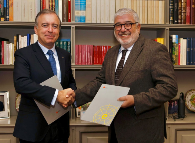 Francisco Botas Ratera, consejero delegado de Abanca, y  José Juan Ruiz, presidente del Real Instituto Elcano