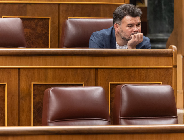 El portavoz de ERC en el Congreso, Gabriel Rufián, durante una sesión de control al Gobierno, en el Congreso de los Diputados, a 22 de octubre de 2025, en Madrid (España).
