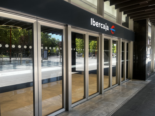 Archivo - Uno de los accesos a la sede central de Ibercaja en Zaragoza.