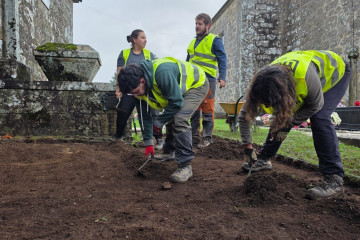 El grupo Historia Agraria e Política do Mundo Rural (Histagra) de la Universidade de Santiago de Compostela (USC) inicia los trabajos de estudio y exhumación de una fosa de la resistencia armada ant