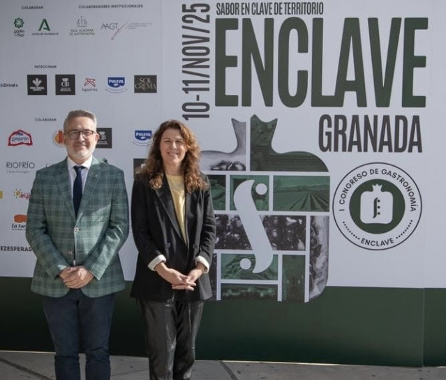 El diputado provincial de Fondos Europeos, Desarrollo, Industria y Empleo de la Diputación de Granada, Antonio Díaz, y la directora de Guía Repsol, María Ritter