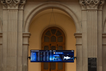 Archivo - Un panel del Ibex 35, en el Palacio de la Bolsa.