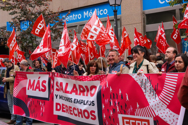 Concentración de delegados de CCOO ante la sede de Unespa en Madrid, a 6 de noviembre de 2025.