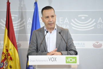El portavoz de Vox en la Asamblea de Extremadura, Óscar Fernández Calle, en rueda de prensa