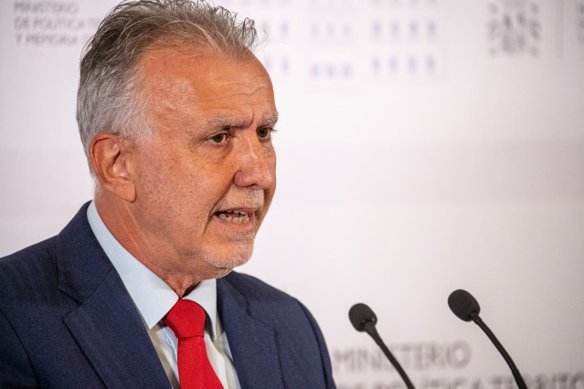 El ministro de Política Territorial y Memoria Democrática, Ángel Víctor Torres, comparece en rueda de prensa, en el Ministerio de Política Territorial y Memoria Democrática, a 4 de noviembre de 2025, en Madrid (España).