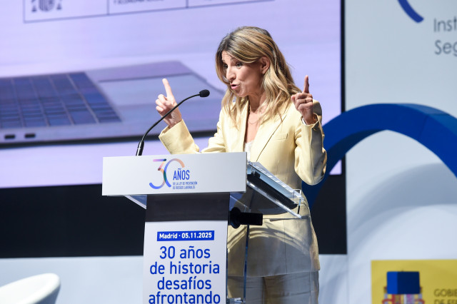 La vicepresidenta segunda y ministra de Trabajo y Economía Social, Yolanda Díaz, durante la inauguración de la jornada del 30º aniversario de la Ley de prevención de Riesgos Laborales, a 5 de noviembre de 2025, en Madrid (España).