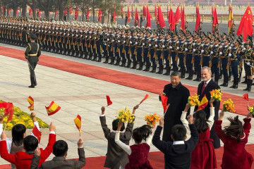 El Rey Felipe VI y el presidente de China, Xi Jinping, durante la recepción de honor en el Gran Palacio del Pueblo en la Plaza de Tiananmen