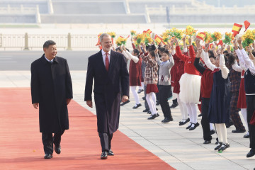 El Rey Felipe VI y el presidente de China, Xi Jinping, durante la recepción de honor en el Gran Palacio del Pueblo en la Plaza de Tiananmen