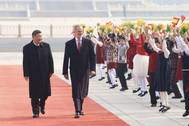 El Rey Felipe VI y el presidente de China, Xi Jinping, durante la recepción de honor en el Gran Palacio del Pueblo en la Plaza de Tiananmen