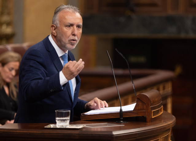 El ministro de Política Territorial y Memoria Democrática, Ángel Víctor Torres, durante una sesión de control al Gobierno, en el Congreso de los Diputados, a 22 de octubre de 2025, en Madrid (España).
