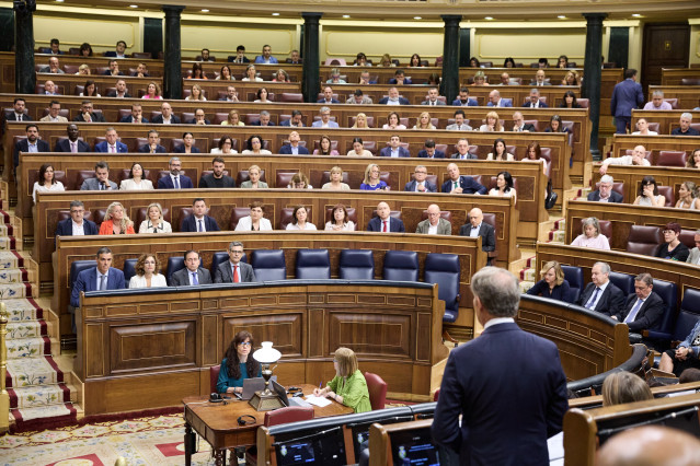 Archivo - El presidente del PP, Alberto Núñez Feijóo, interviene durante una sesión de control al Gobierno, en el Congreso de los Diputados, a 18 de junio de 2025, en Madrid (España).