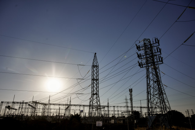 Archivo - Vista de una torre de alta tensión, a 23 de agosto de 2023, en Madrid (España). En esta cuarta ola de calor, la más prolongada en lo que va de verano, el precio de la luz se ha disparado. La cotización de la electricidad en el mercado mayorista
