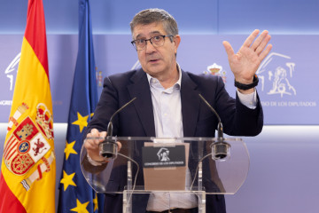 El portavoz del PSOE en el Congreso, Patxi López, durante una rueda de prensa en el Congreso