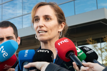 La ministra de Sanidad, Mónica García, ofrece declaraciones a los medios durante una visita a los Laboratorios HIPRA, a 7 de noviembre de 2025, en Amer, Girona, Catalunya (España).