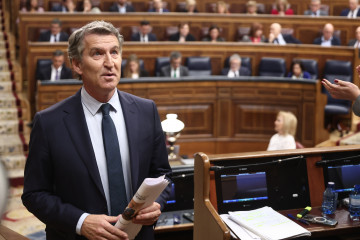 El presidente del Partido Popular, Alberto Núñez Feijóo, durante una sesión de control al Gobierno, en el Congreso de los Diputados, a 12 de noviembre de 2025, en Madrid (España). Sánchez ha acu