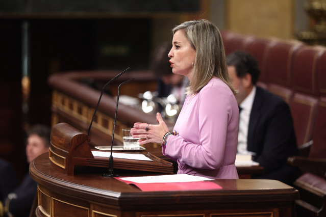 La diputada del grupo parlamentario de Sumar, Verónica Martínez Barbero, durante una sesión de control al Gobierno, en el Congreso de los Diputados, a 12 de noviembre de 2025, en Madrid (España).