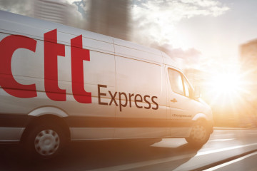 Archivo - Imagen de una furgoneta de CTT Express.