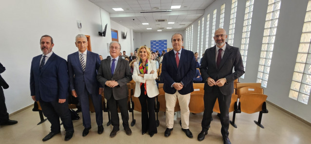 Antonio Díaz y Rosa Santos (centro), en la sede de CECO, al inicio del acto con empresarios.