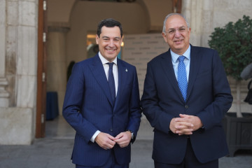 El presidente de la Junta de Andalucía, Juanma Moreno, junto al comisario de Pesca y Océanos de la Comisión Europea, Costas Kadis, antes de mantener una reunión en Cádiz.