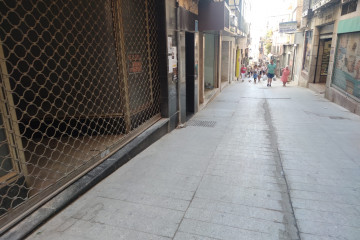 Archivo - Negocio cerrado en la calle Espartería