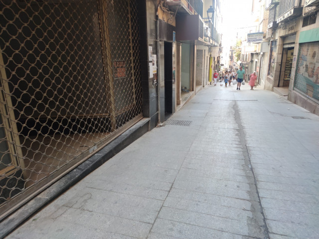 Archivo - Negocio cerrado en la calle Espartería