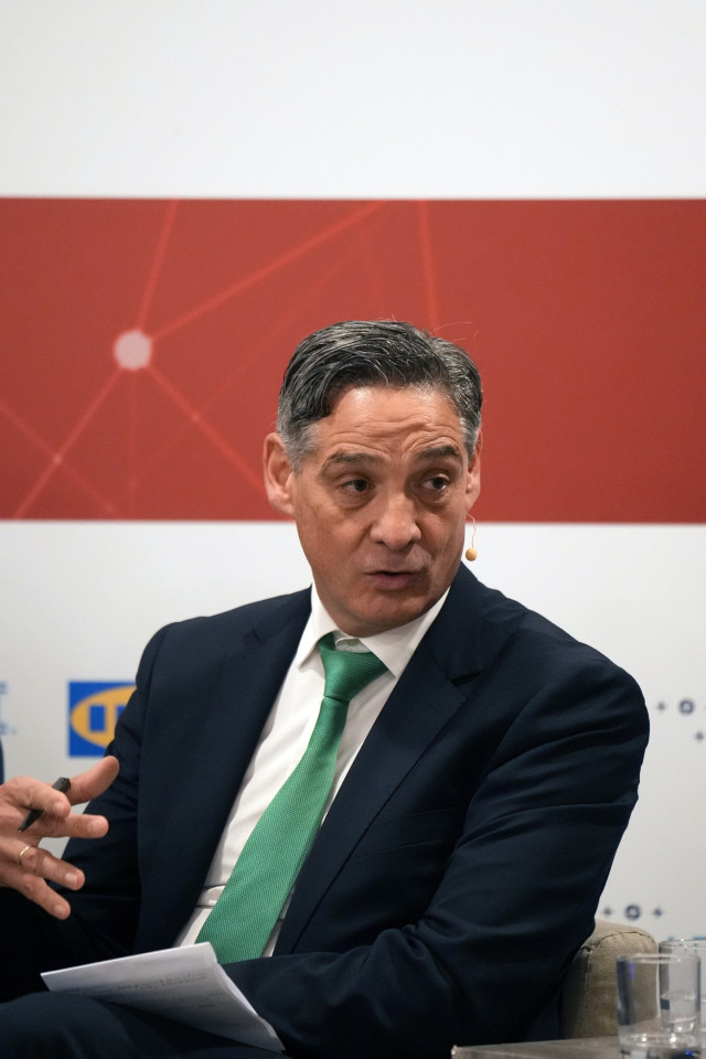 El responsable de negocio para sector público de AWS en España, Óscar Sanz, debate en el tercer panel de la jornada moderado por la directora de negocio de Europa Press, Candelas Martín de Cabiedes, durante la jornada ‘Euskadi hacia el futuro’.