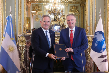 Argentina entrega el memorándum inicial a la OCDE para adherirse al organismo internacional.