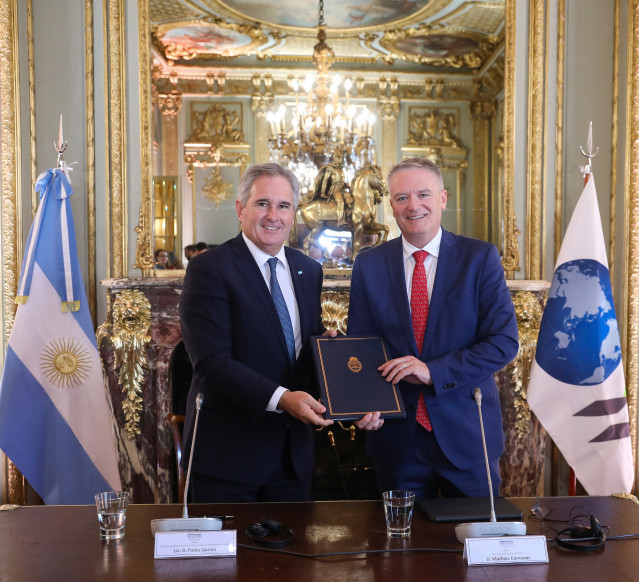 Argentina entrega el memorándum inicial a la OCDE para adherirse al organismo internacional.
