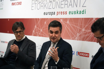 El consejero de Industria, Transición energética y Sostenibilidad del Gobierno Vasco, Mikel Jauregi, durante el segundo panel de la jornada la jornada ‘Euskadi hacia el futuro’