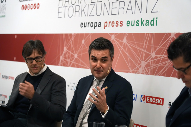 El consejero de Industria, Transición energética y Sostenibilidad del Gobierno Vasco, Mikel Jauregi, durante el segundo panel de la jornada la jornada ‘Euskadi hacia el futuro’