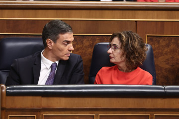 El presidente del Gobierno, Pedro Sánchez, y la vicepresidenta primera y ministra de Hacienda, María Jesús Montero, durante una sesión de control al Gobierno, en el Congreso de los Diputados, a 12