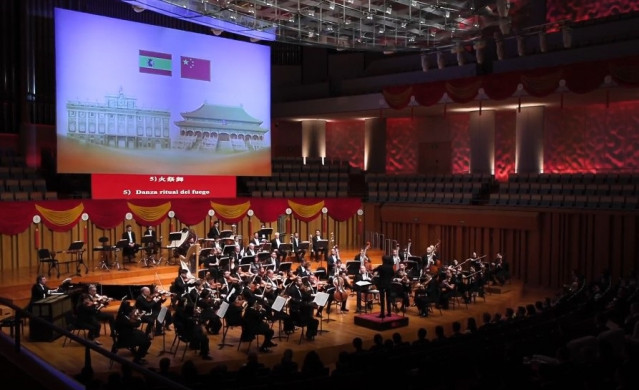 Los Reyes Felipe VI y Letizia, acompañados por el presidente chino, Xi Jinping, y la primera dama, Peng Liyuan, han sido testigos de excepción este miércoles del primer concierto que ha ofrecido en Pekín la Orquesta Titular del Teatro Real