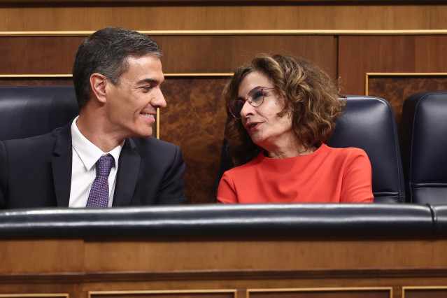 El presidente del Gobierno, Pedro Sánchez, y la vicepresidenta primera y ministra de Hacienda, María Jesús Montero, durante una sesión plenaria