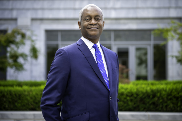 Archivo - August 26, 2025: The Federal Reserve Bank of Atlanta President and CEO Raphael Bostic poses for his Executive Portrait at the Federal Reserve Bank of Atlanta in Atlanta, GA. Stephen Nowland/Federal Reserve Bank of Atlanta