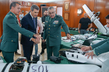 Pedro Fernández recibiendo explicaciones sobre los drones intervenidos dedicados a transportar droga por el Estrecho.