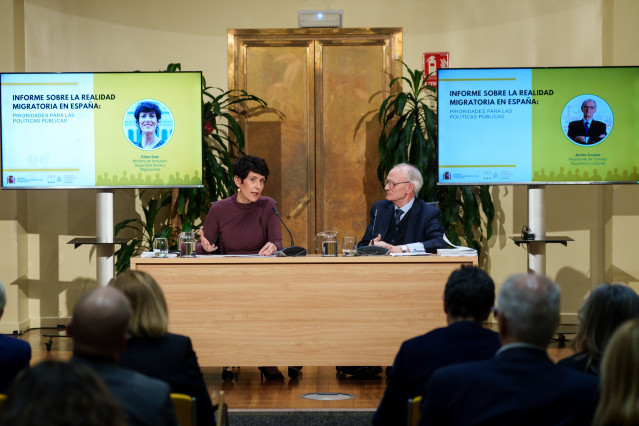 La ministra de Inclusión, Seguridad y Migraciones, Elma Saiz y el presidente del Consejo Económico y Social, Antón Costas, presentan el Informe sobre la realidad migratoria en España, en la sede del ministerio, a 12 de noviembre de 2025, en Madrid (España
