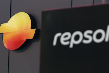 Archivo - Logo de Repsol.