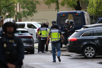 Archivo - Efectivos de la Policía Nacional desplegados en el Polígono Sur, en una foto de archivo.